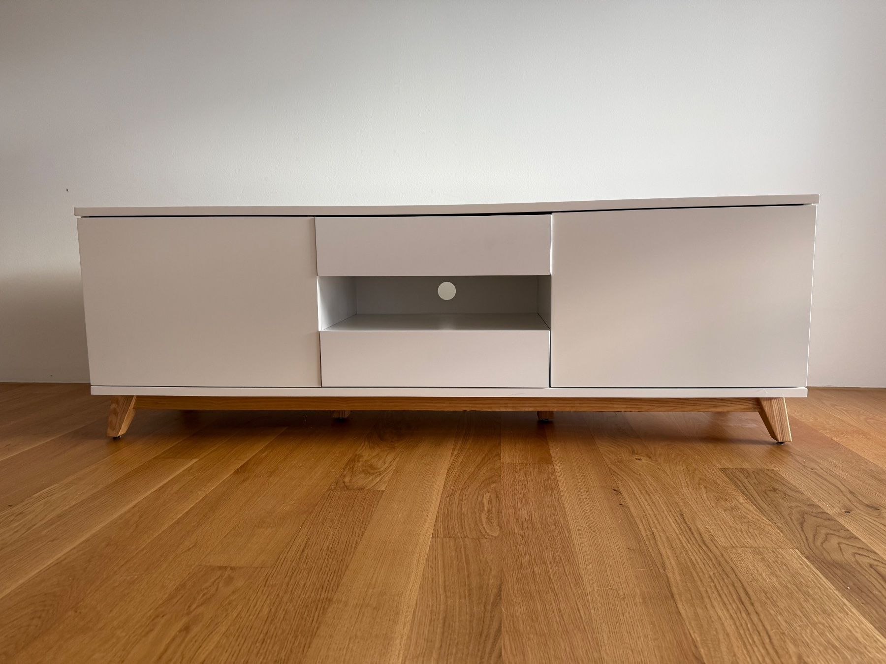 Micasa TV Möbel: TV-Sideboard, weiss, Holzfüsse – Gebraucht aus Zürich von den_l6kk