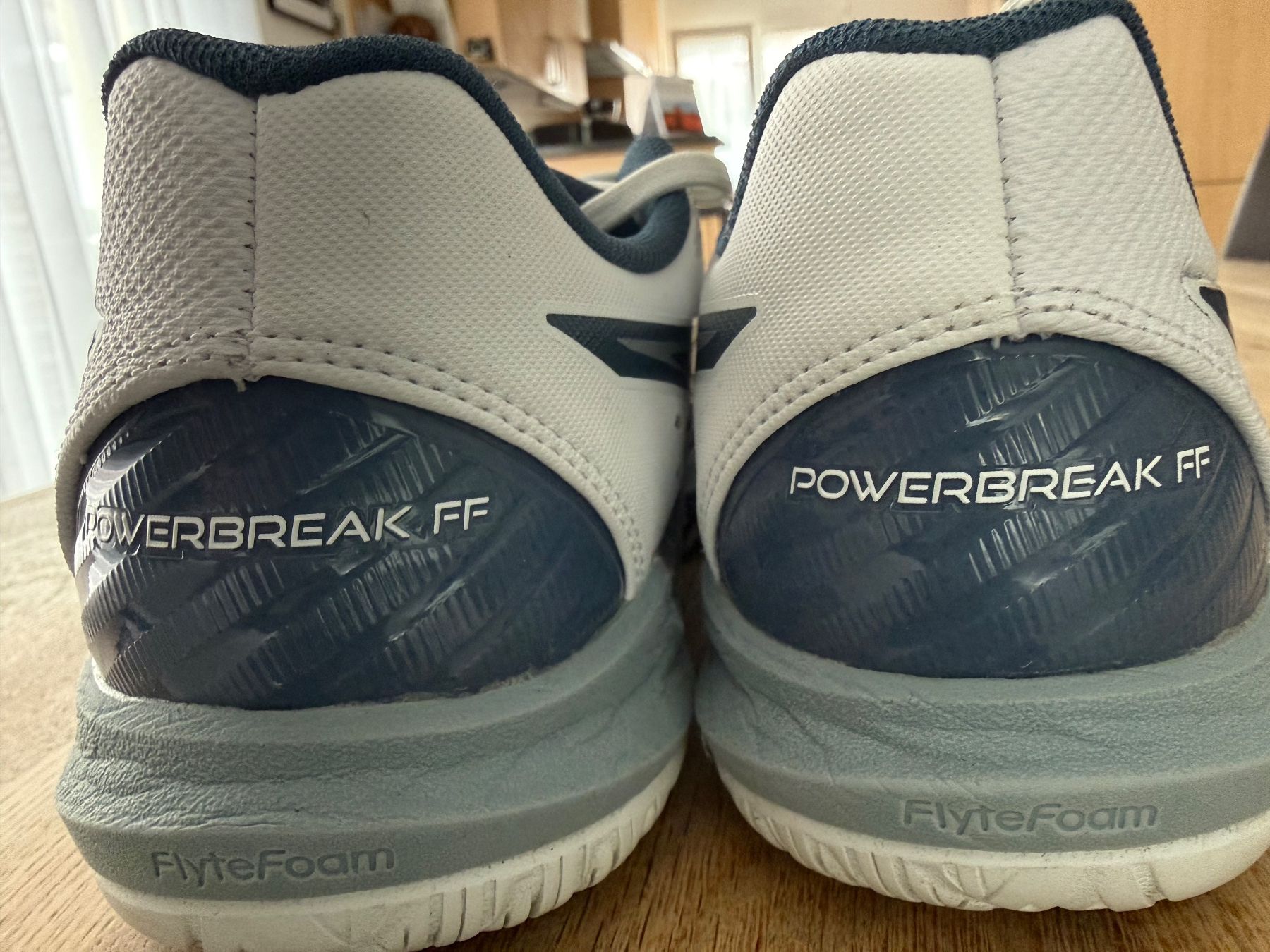 Asics Herrenschuhe: Asics Powerbreak FF Hallenschuh Gr. 41.5 – Gebraucht aus Domat/Ems von Furreri 2