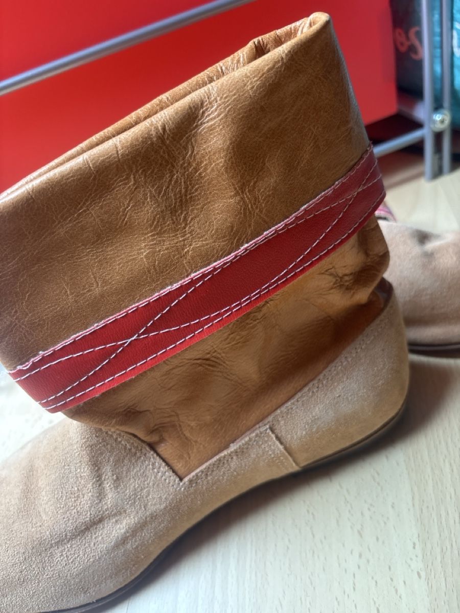 Scarpe da donna: Bottes en cuir et daim camel  Taille 38 – Usato da Evionnaz venduto da roh_l5yz 3