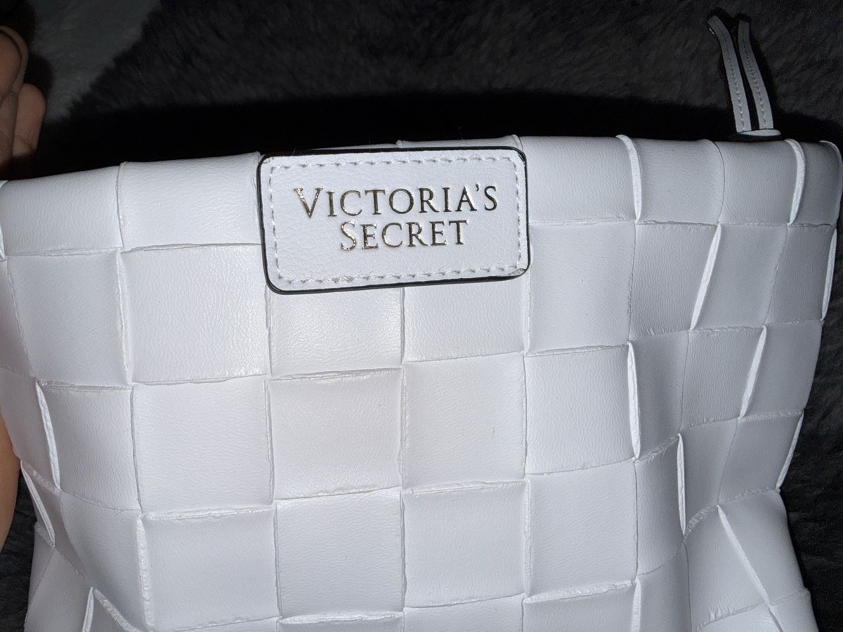 Victoria's Secret Borse: Victoria's Secret White Cosmetic Bag – Nuovo (secondo la descrizione) da Heerbrugg venduto da ines_lopez 7