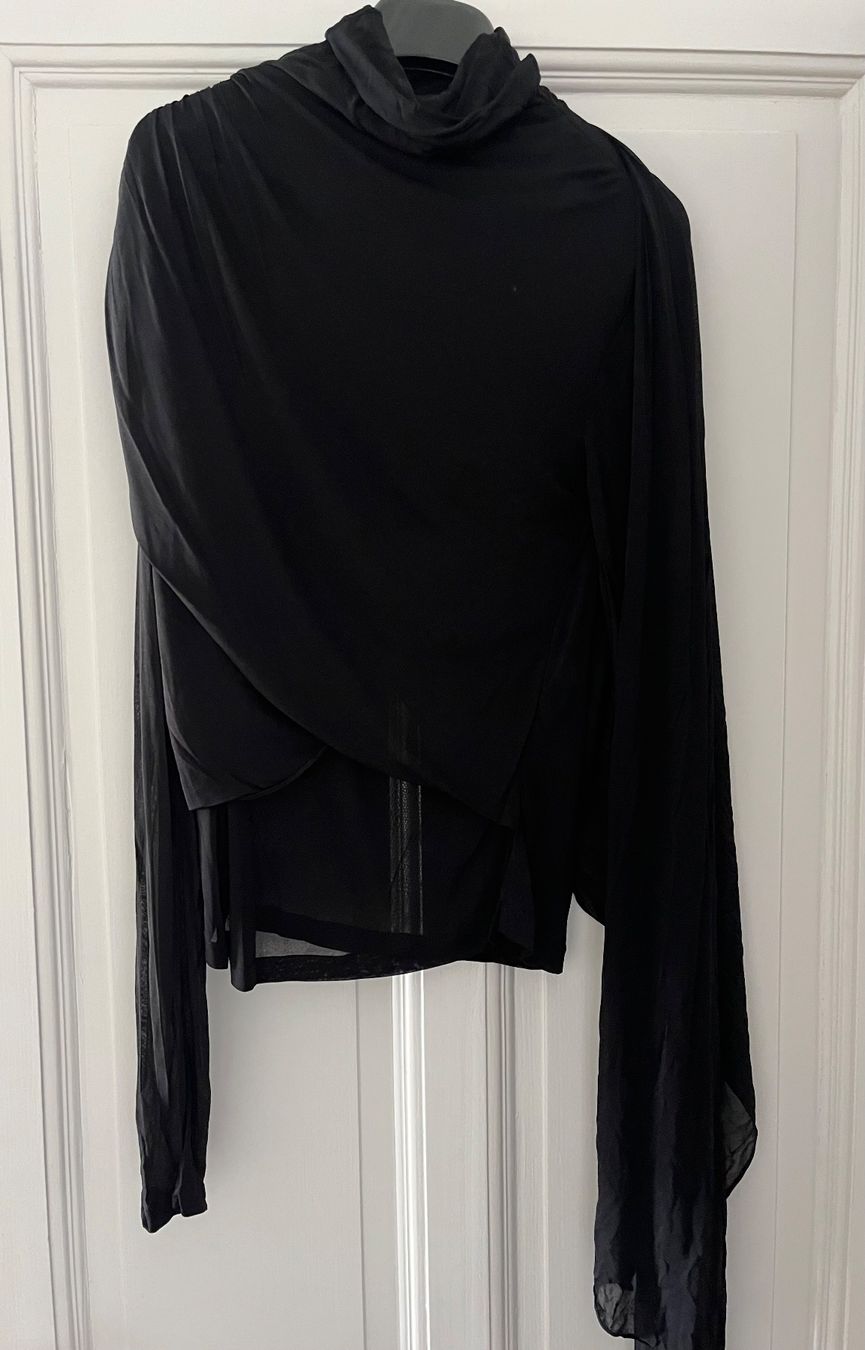 Saint Laurent T-shirt: Saint Laurent, Top avec traîne – Nuovo (secondo la descrizione) da Genève venduto da dachaw 2