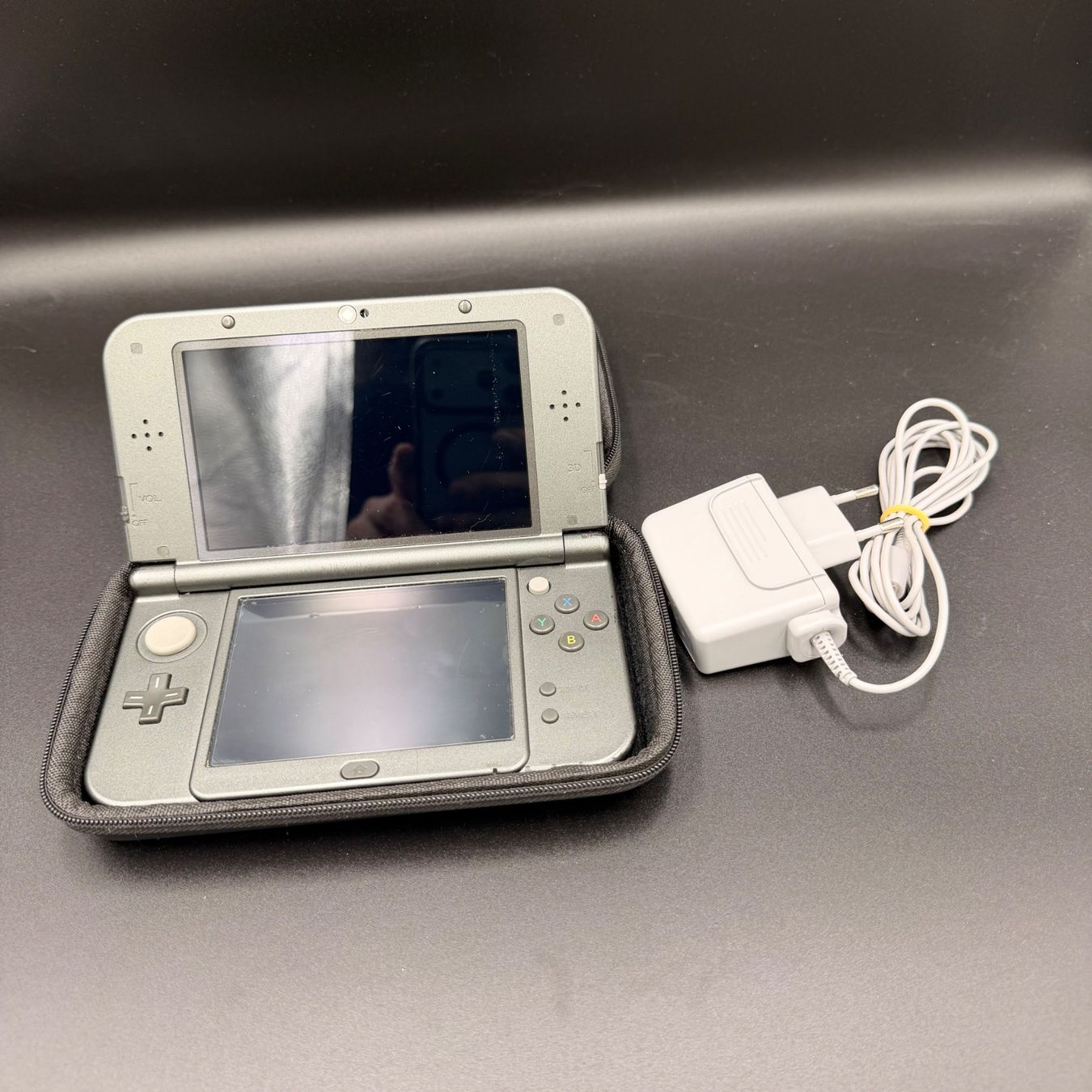 Nintendo Konsolen: Nintendo New 3DS XL Schwarz – Gebraucht aus Düdingen von Nerdworld