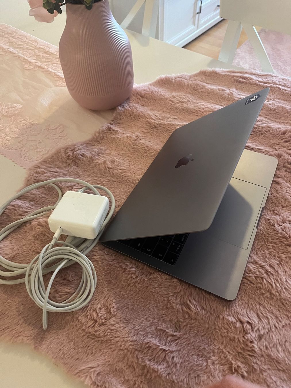 Apple Notebook: MacBook Pro A1706 EMC 3163 mit Ladegerät – Usato da Wohlen AG venduto da Sander.D 6
