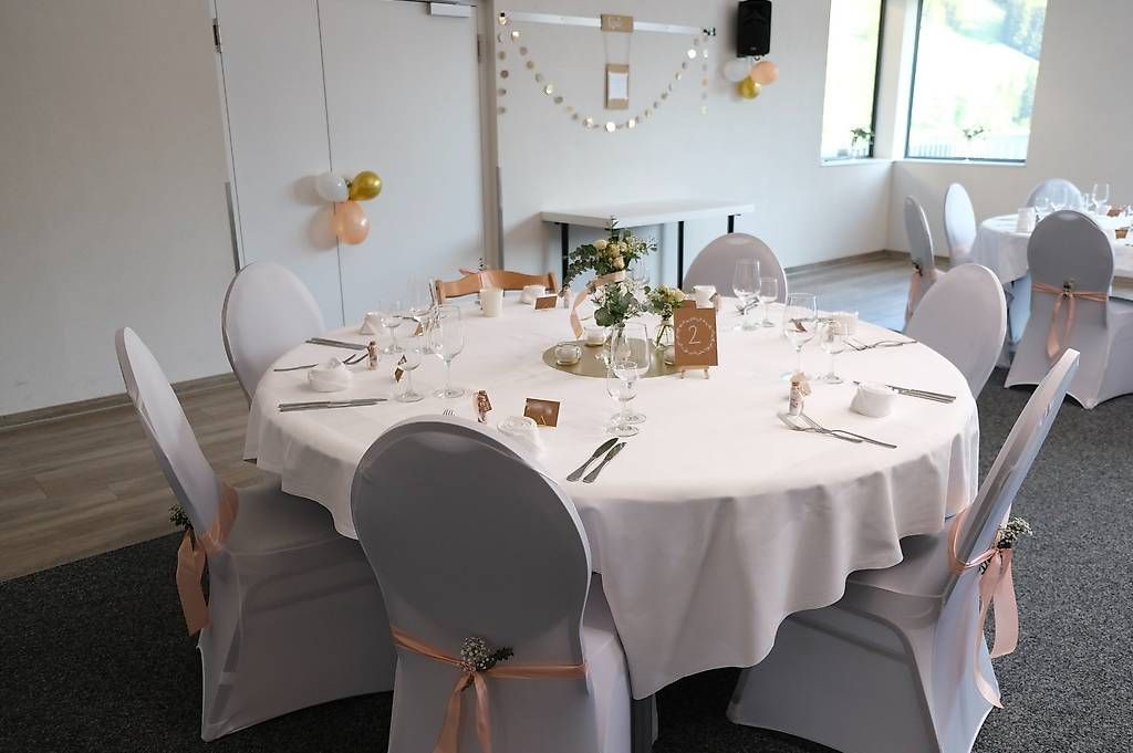 Tutte le decorazioni: 100 weisse Stuhlhussen – Usato da Düdingen venduto da FFab9 1