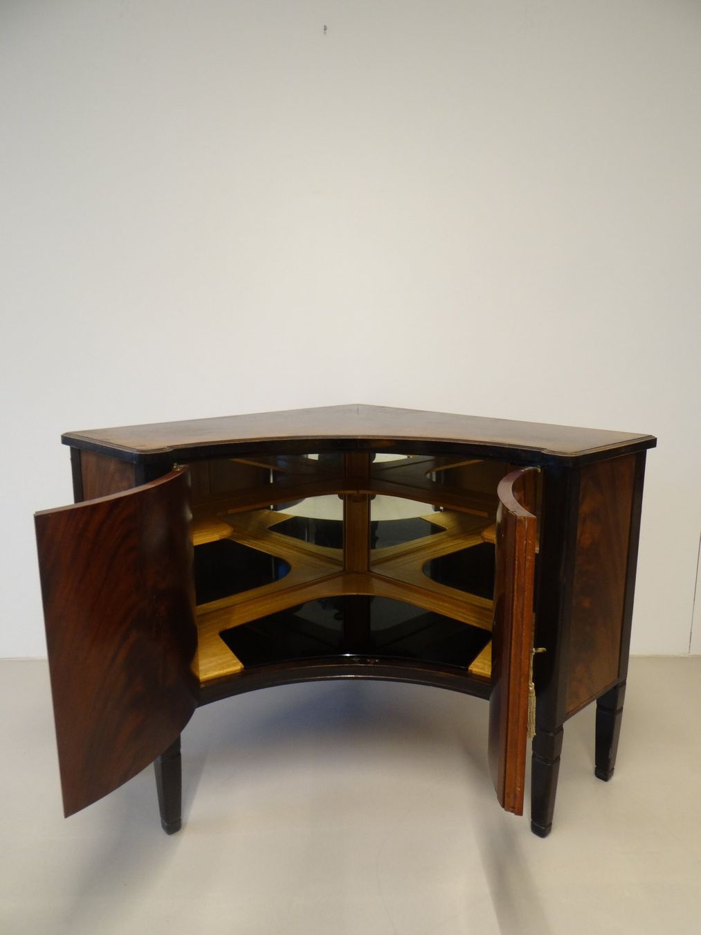 Cassettiere: Einzigartige Art Deco Eck-Kommode Bar Schrank (HE33) – Usato da Basel venduto da B.W.B.