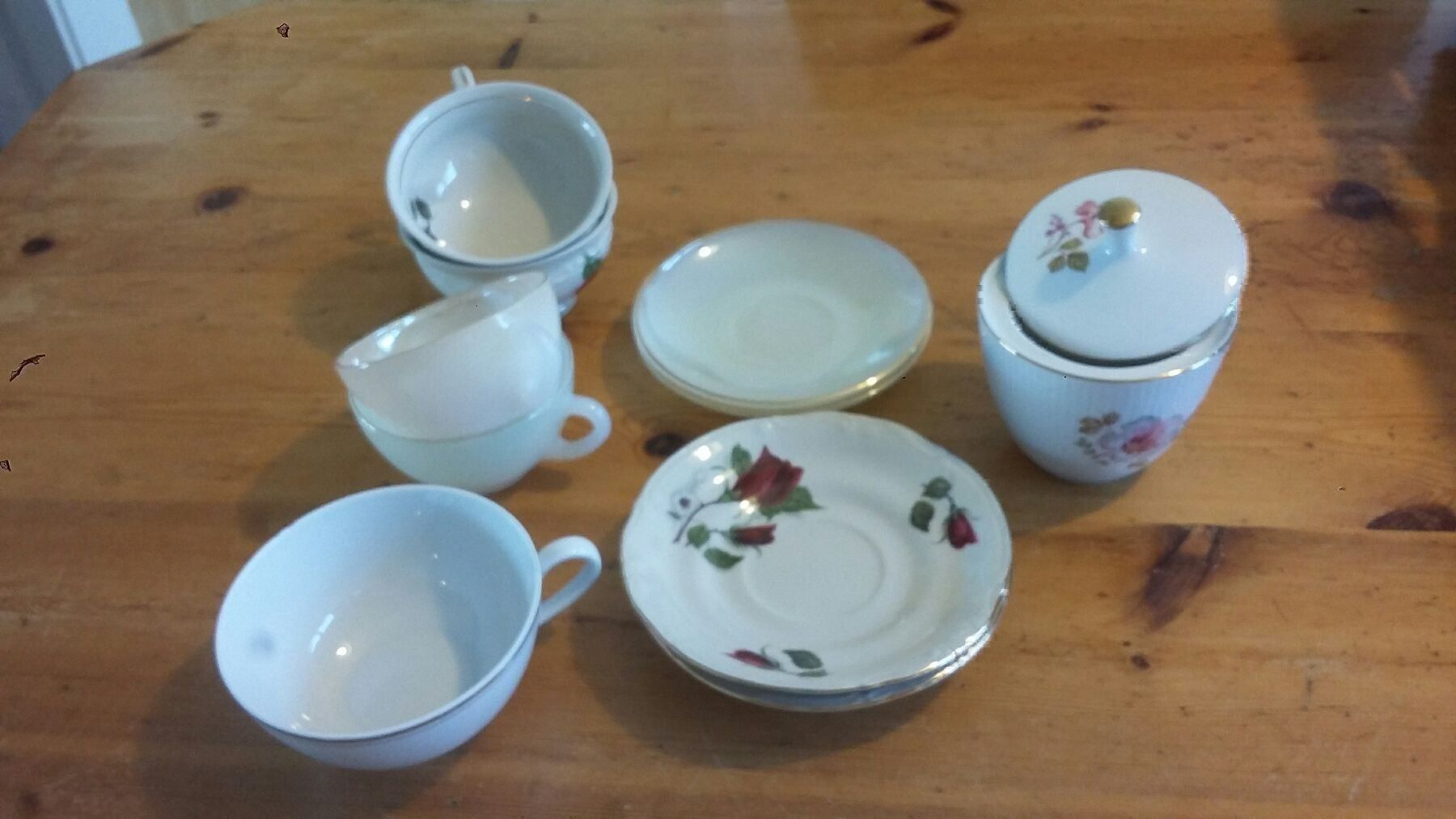 Set di piatti: Tasses ,sous tasses et sucrier – Usato da Miecourt venduto da Marly1