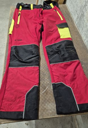 Schnittschutz Hosen und Sicherheitsjacke