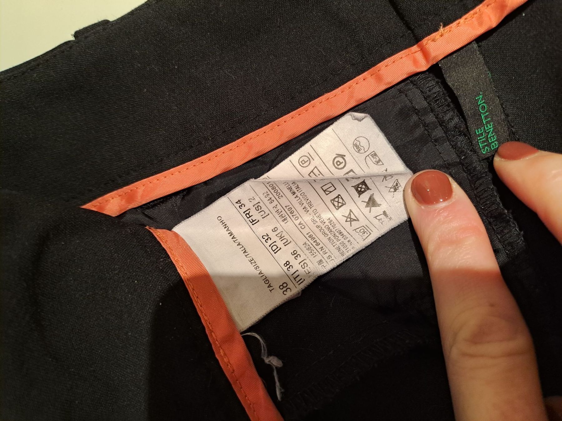 Benetton Pantaloni: Pantalon noir Benetton, taille 34 – Usato da Valeyres-sous-Montagny venduto da Romy. 1