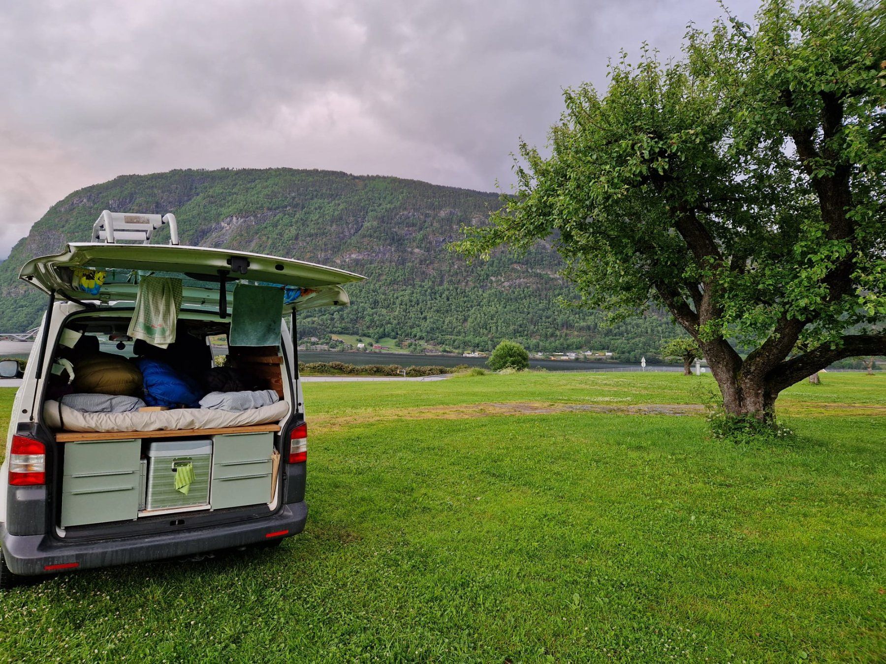 VW Camping Fahrzeuge: Camper VW T5 4Motion, langer Radstand – Gebraucht aus Davos Platz von Sel1naZ 9