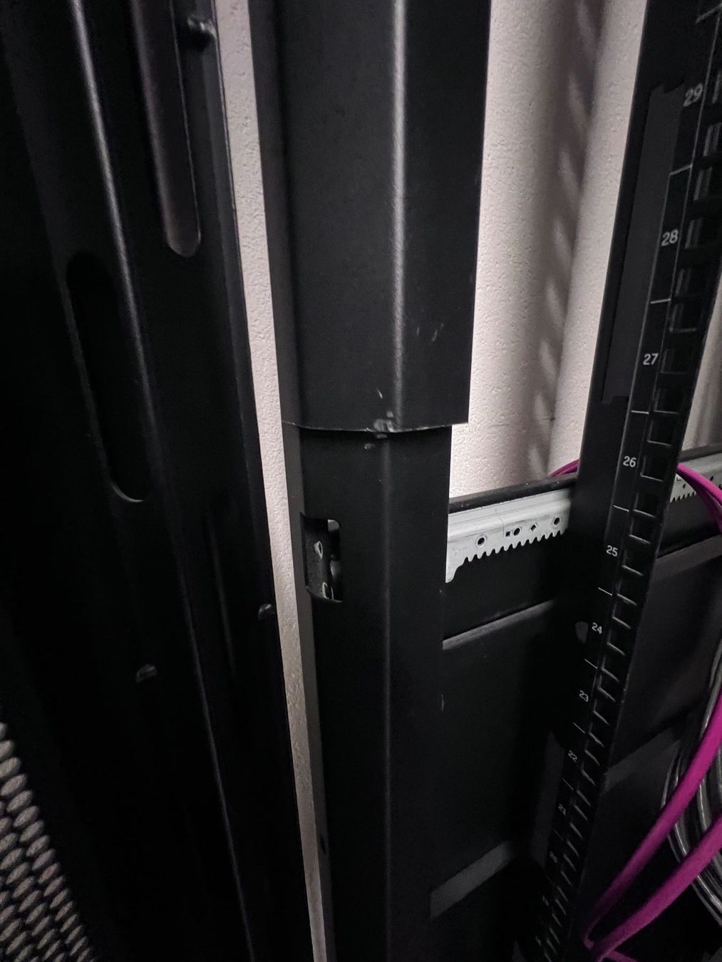 Apc Racks & Cavalletti: Serverschrank APC 48HE schwarz – Usato da Zürich venduto da wme_n5yf 9