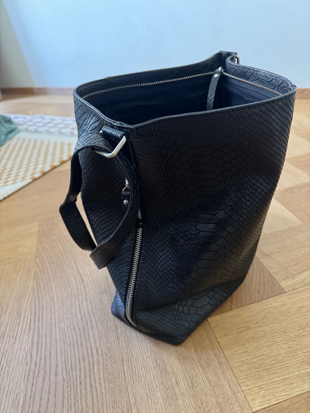Borse da donna: Schwarze Umhängetasche - Schwarzes Leder – Usato da Zürich venduto da val_r5c5 2