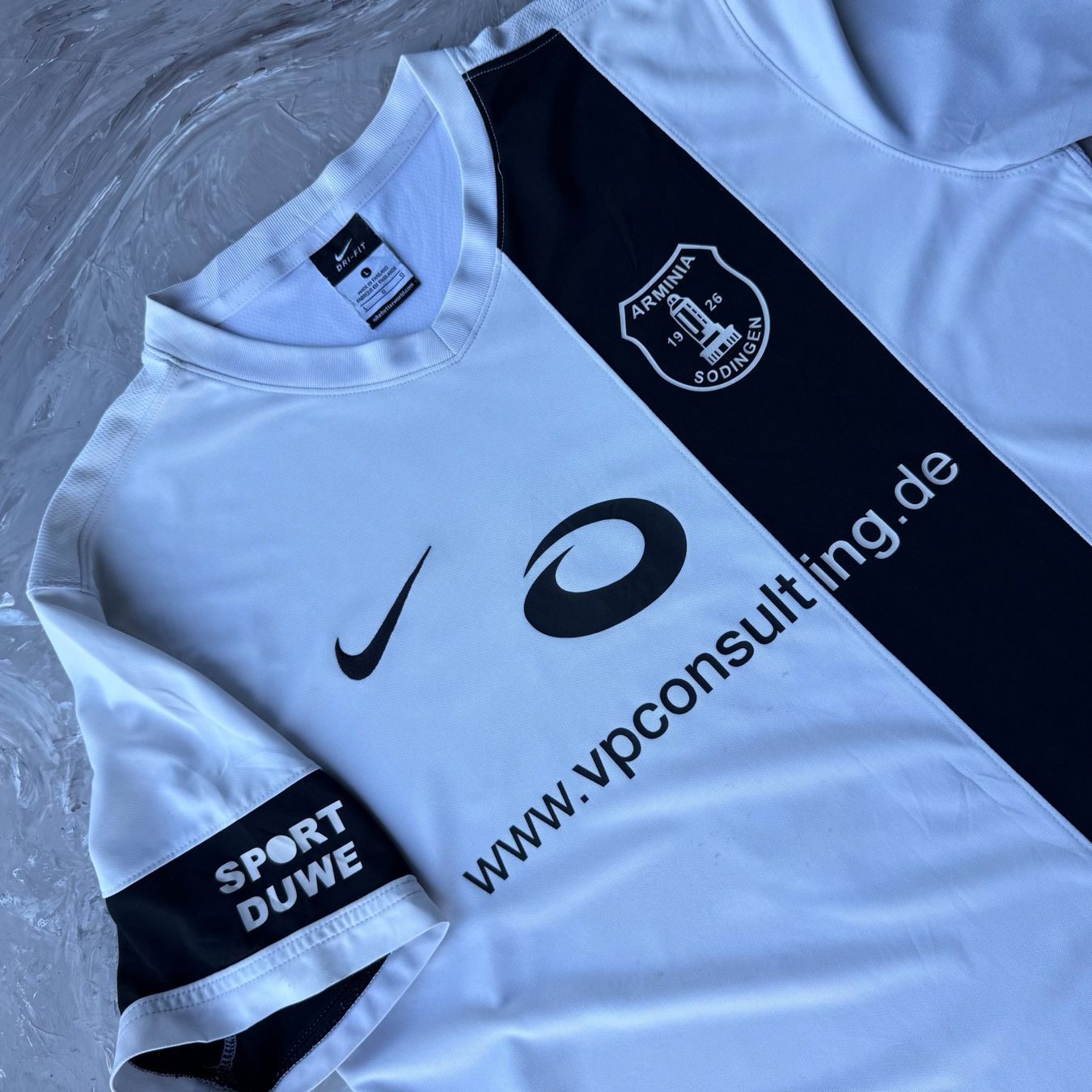 Canottiere & Pantaloni: Maillot ARMINIA SODINGEN Nike blanc/noir – Usato da Thônex venduto da Suisse.Shopping 1