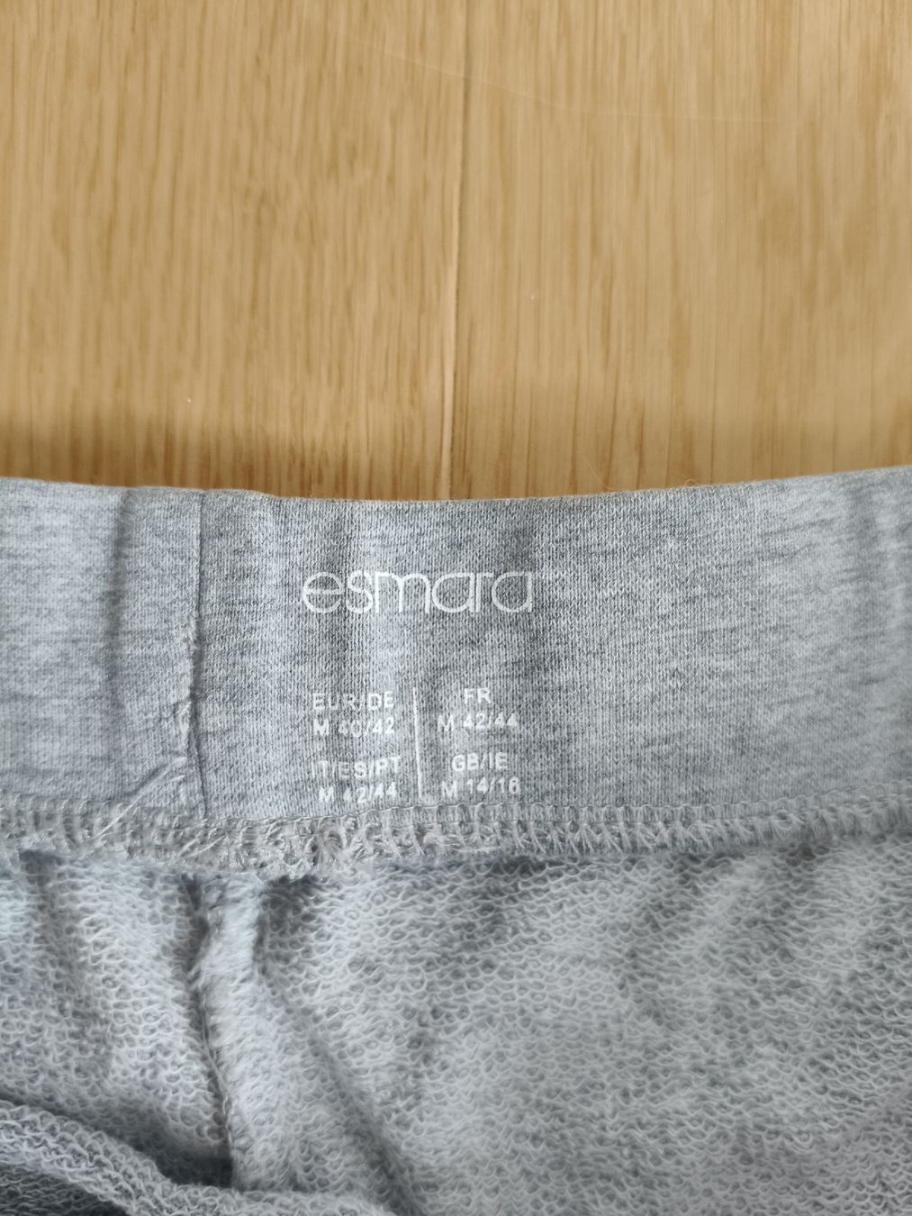 Hosen: Comfy Esmara Grey Shorts (Size M) – Gebraucht aus Unterlunkhofen von bebiboar 1