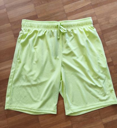 Neongelbe leichte Sommer-Shorts mit Etikett Gr. M, Neu