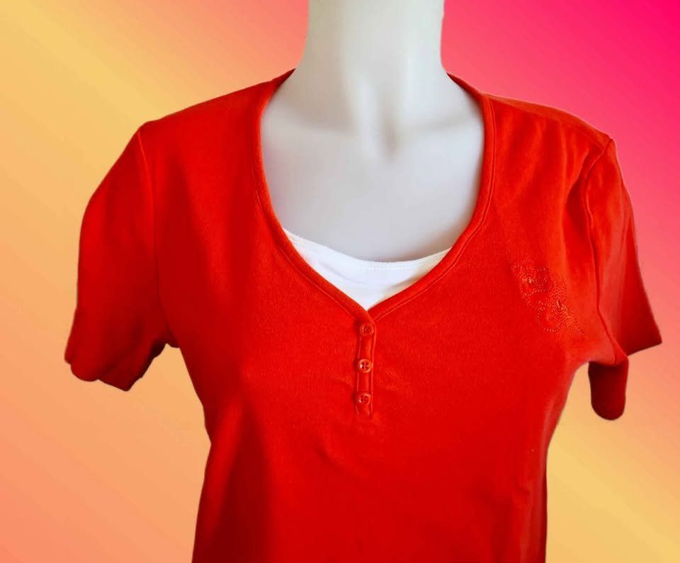 T-shirt: Rotes Damen T-Shirt Gr. M/L – Usato da Aarburg venduto da Hystoria 1