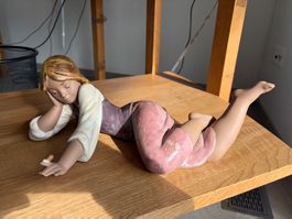 Mädchenfigur aus Porzellan