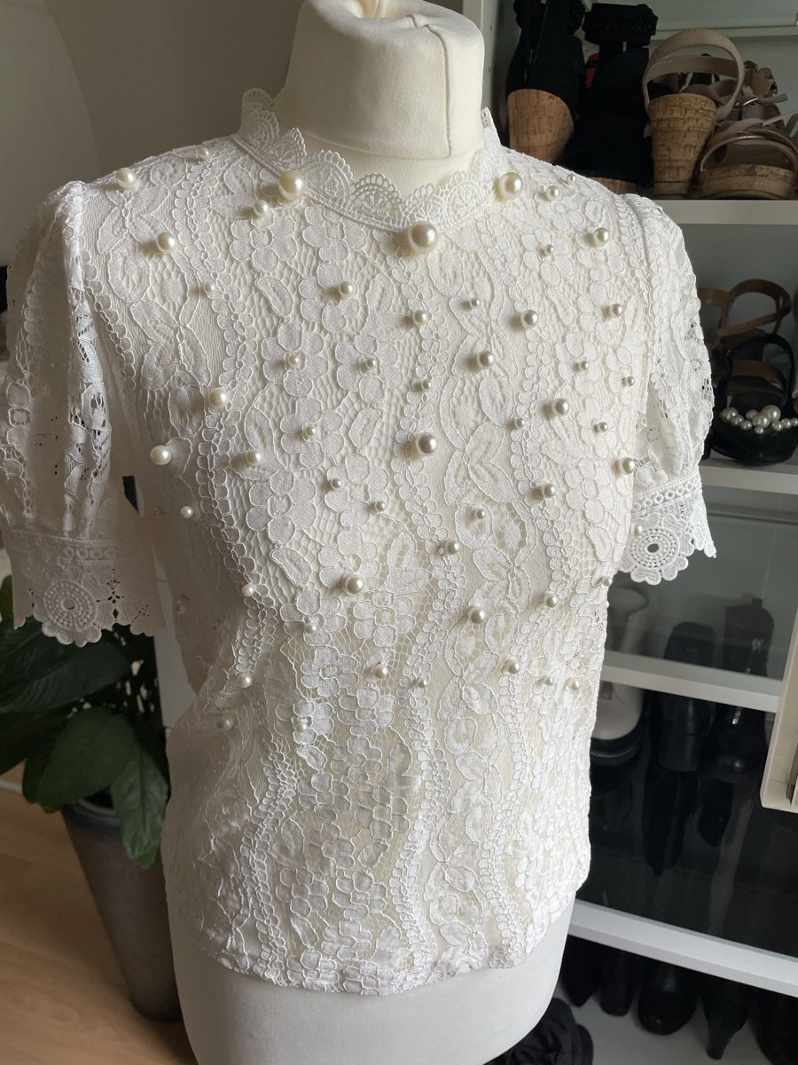 Camicette: White lace beaded blouse - size 36  Never worn – Usato da Fischbach-Göslikon venduto da Vera2109