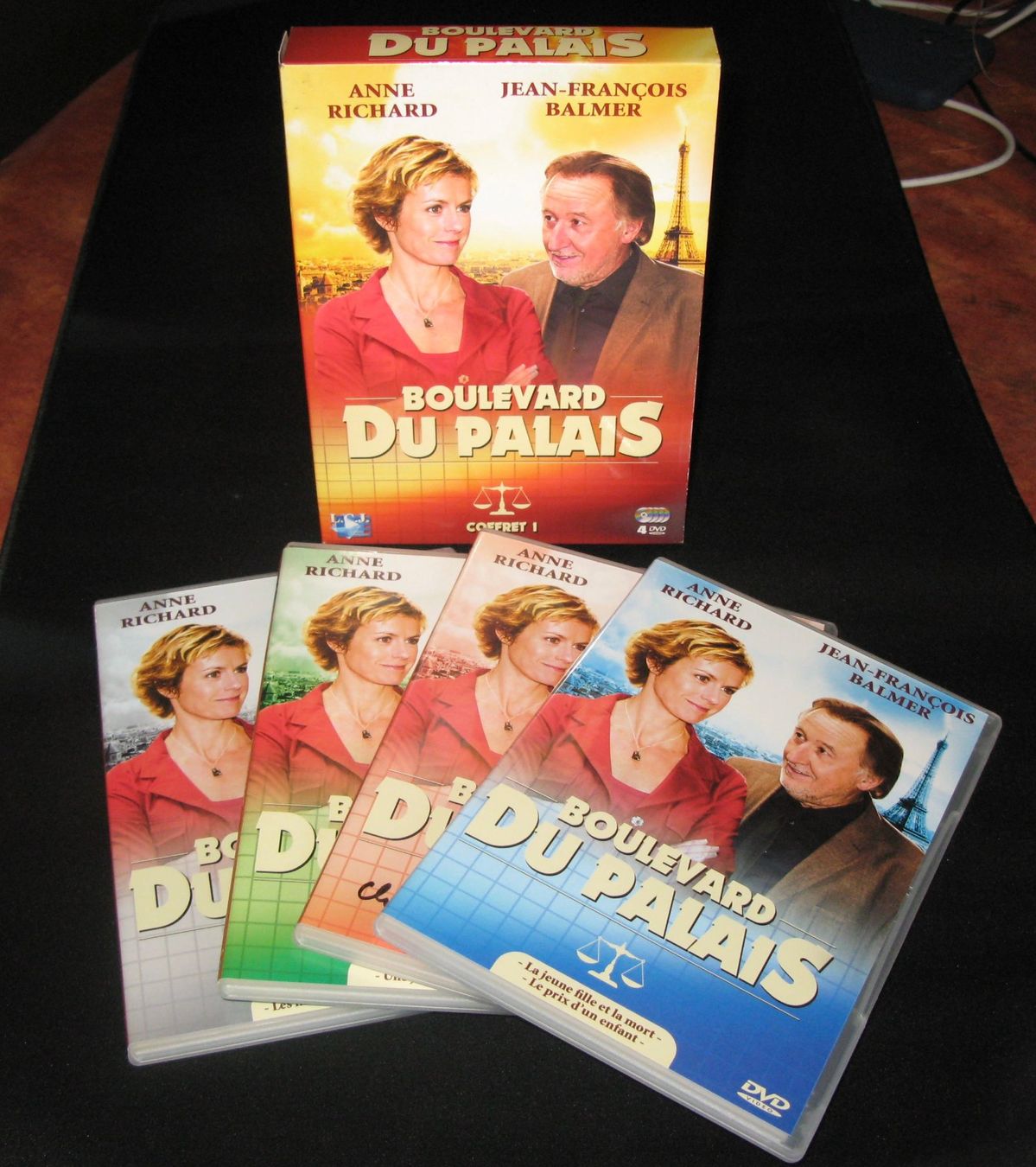 Tutti i DVDs: Boulevard du Palais : 4 DVD épisodes 1 à 8 – Usato da Les Bioux venduto da becoluz
