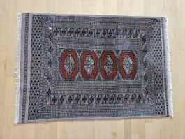 Orientalischer Teppich im Bukhara-/Turkmenen-Stil