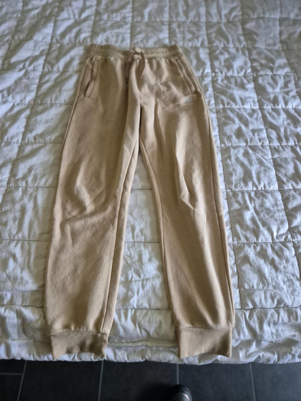 Adidas Pantaloni: Tolle Adidas Jogginghose, Beige, Gr. 158 – Usato da Urdorf venduto da Nataschli
