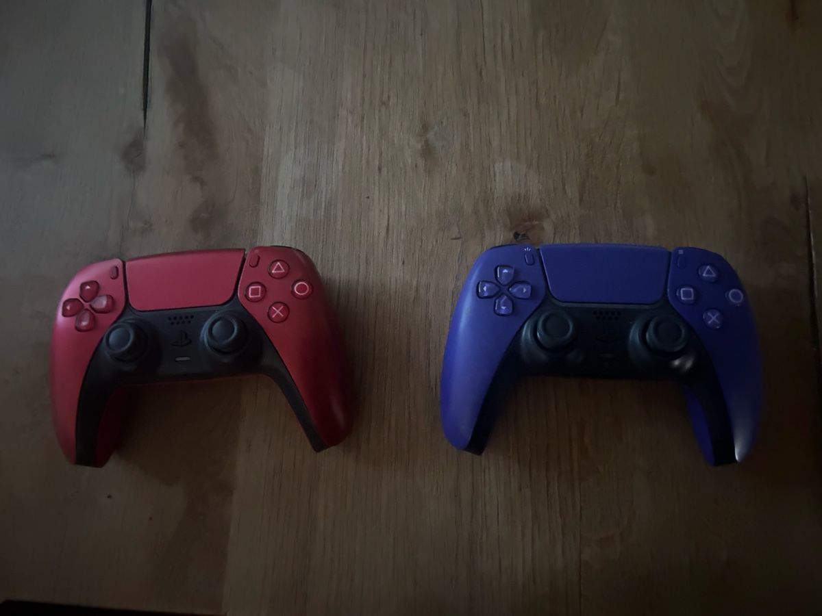 Sony Manettes: DualSense Controller Rot und Lilla – Défectueux à Obergösgen par mad_56fp
