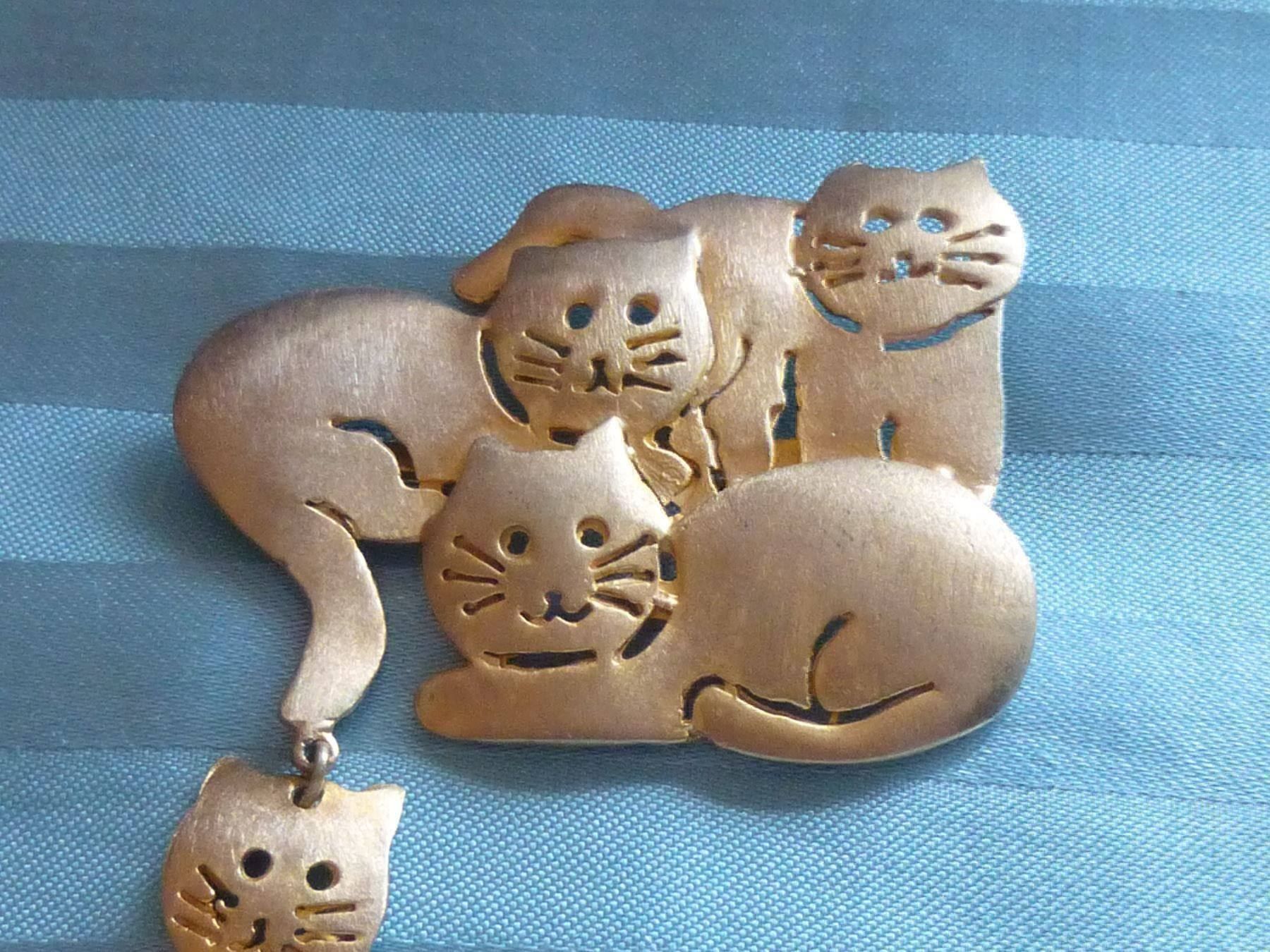 Spille & Fermagli: Brosche Katzenfamilie goldig – Usato da Hinwil venduto da Glasperlen 1