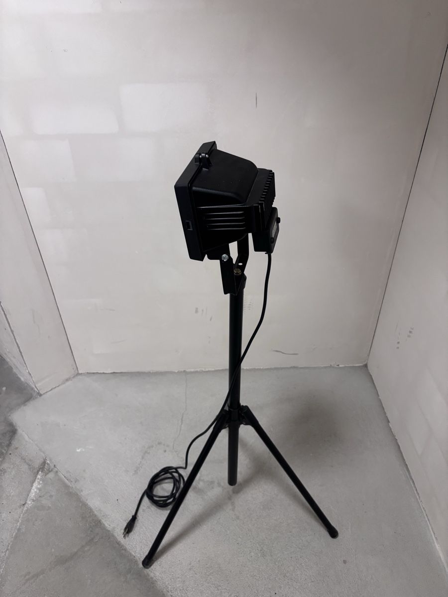 Lampes: Baustrahler Halogen 500W IP54 mit Stativ – D'occasion à Zürich par Sutecs 1