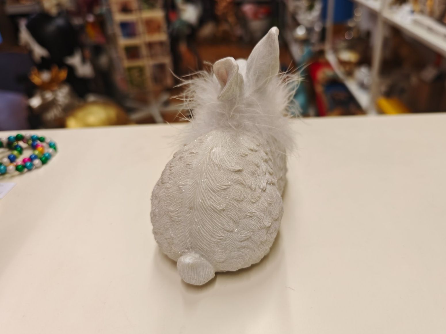 Statuette: Hase mit Federn und Glitzer Weiss – Nuovo e nell'imballaggio originale da Schaffhausen venduto da AtelierPudesco 2