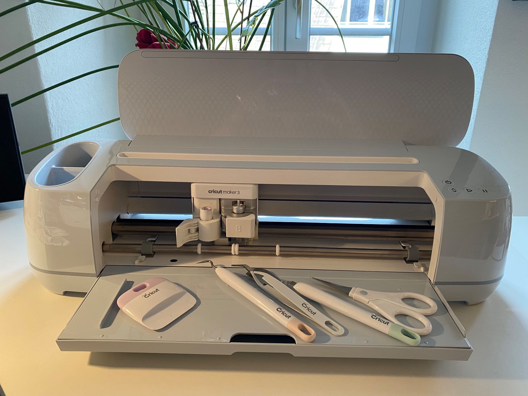 Tutte le macchine: Schneideplotter Cricut Maker 3 mit Zubehör gebraucht – Usato da Bremgarten AG venduto da Nella61