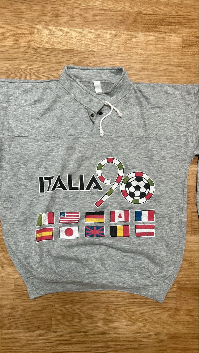 Pulls & Sweat-shirts: Vintage Pullover Italia 90 Nations Flaggen Grösse L – D'occasion à Luzern par ThrowbackVintage 1