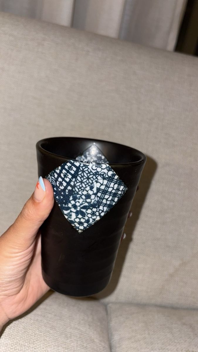 Tassen: Ceramic cup black with pattern like new – Neu (gemäss Beschreibung) aus Zürich von jilblue