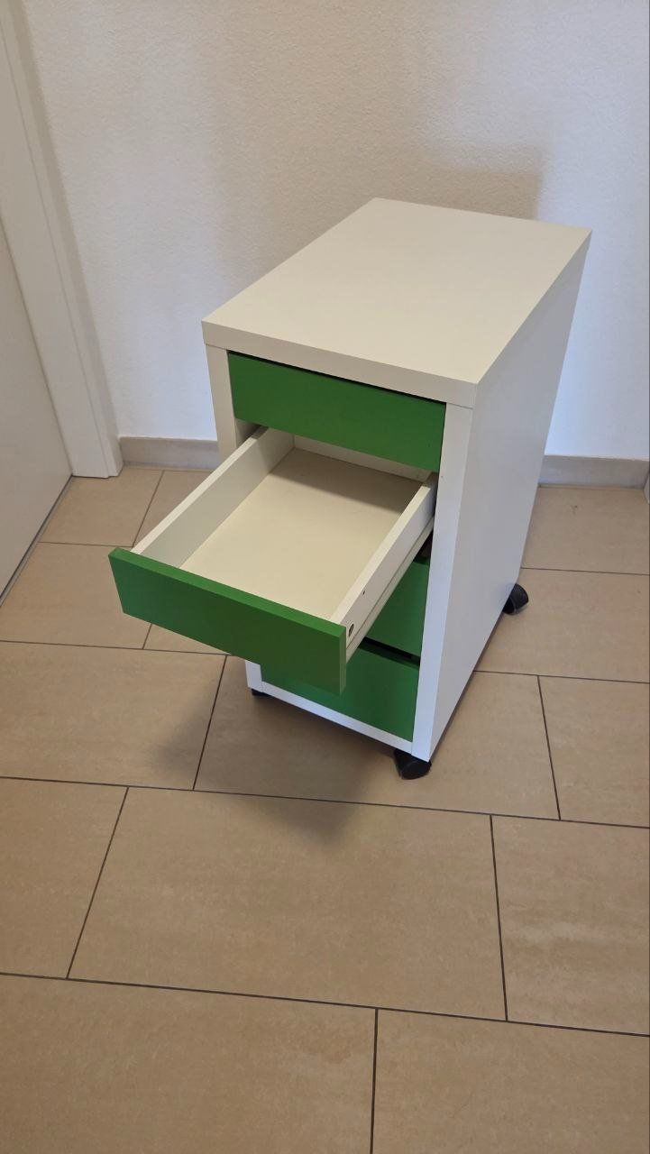 Ikea Banconi: Comodino bianco con 4 cassetti verdi su ruote – Usato da Penthalaz venduto da Painda 1