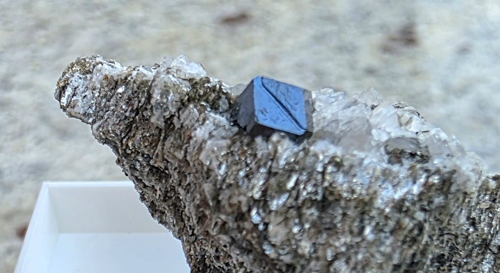 Minéraux & Lithothérapie: Cervandonit mit Magnetit Rutil 3 Stufen Binntal – D'occasion à Glis par nbu_65ys
