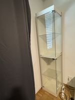 Vitrine weiss mit Glastüren – guter Zustand