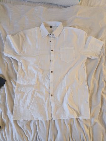 Sommerliches Leinen-T-Shirt mit Knopfleiste und Kragen