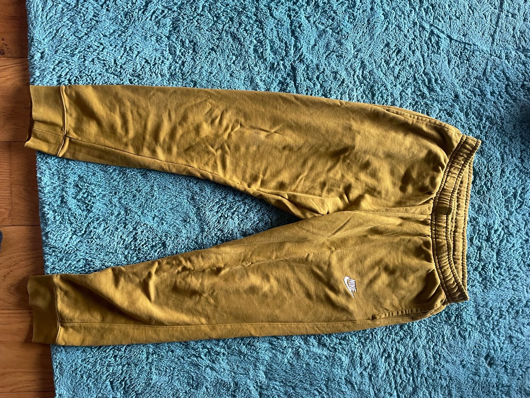 Nike Pantaloni: Training Nike moutarde taille L – Usato da Monts-de-Corsier venduto da mol_tf27