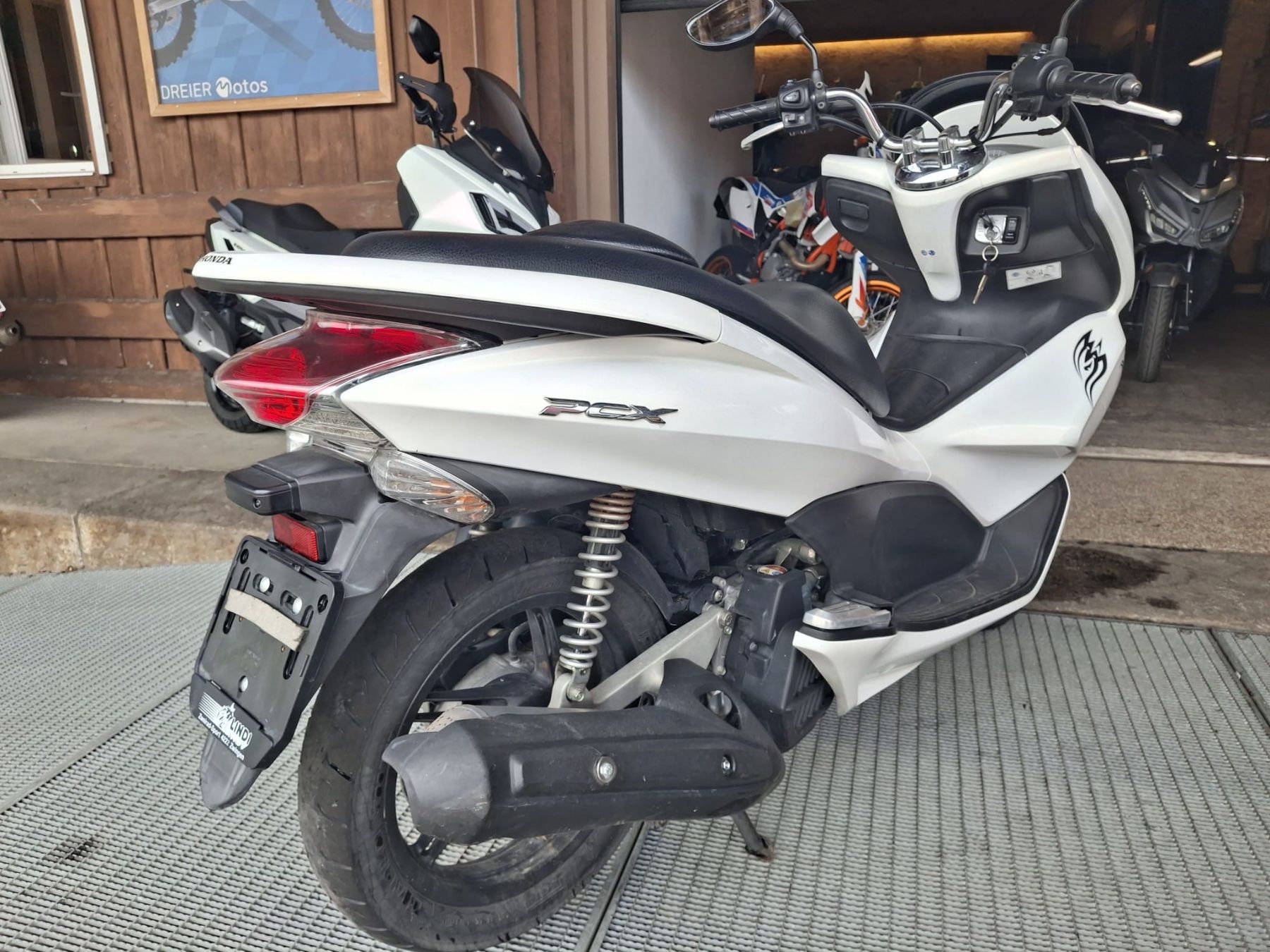 Honda Scooters: Honda PCX 125 Roller weiss – Gebraucht aus Laufen von Dreier_Motos_AG 3