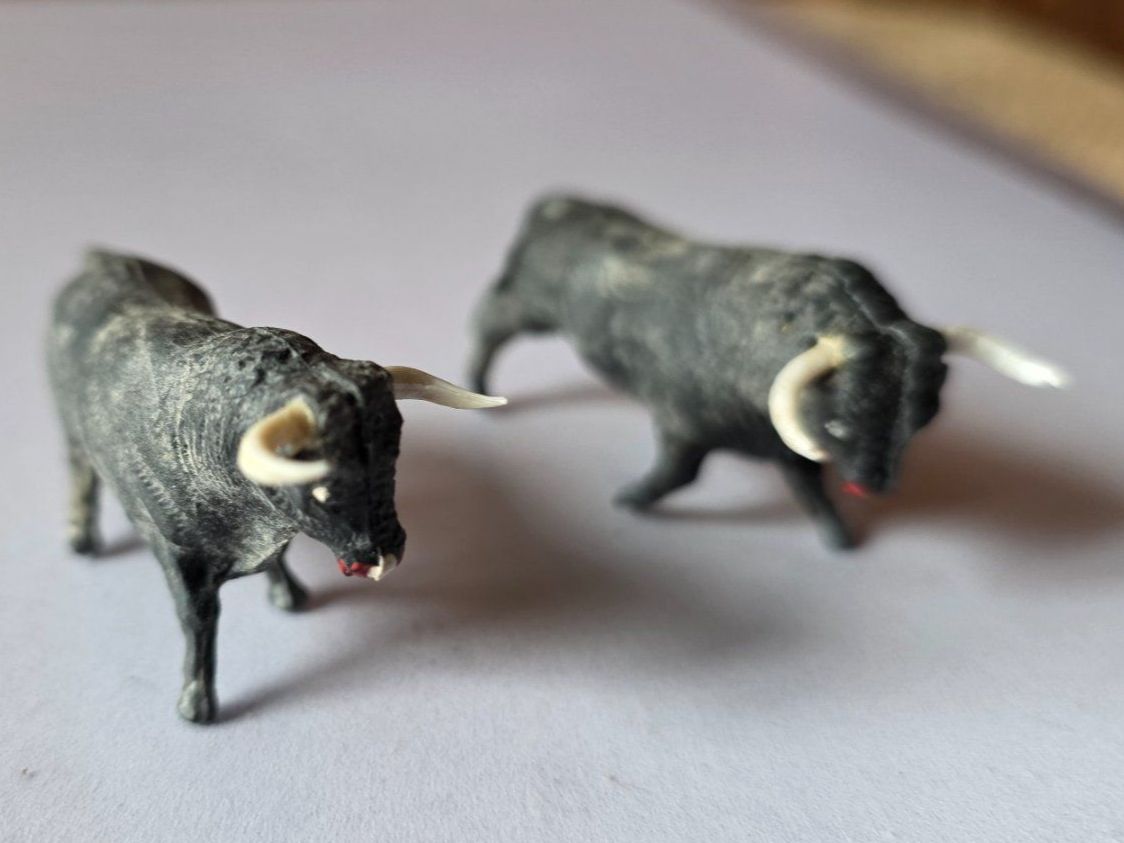 Statuette: 2 kleine Kampf Stier Figuren 5 cm – Usato da Walterswil BE venduto da Lonitti