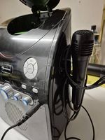 Stereoanlage mit zwei Mikrophon, Bluetooth, und USB.