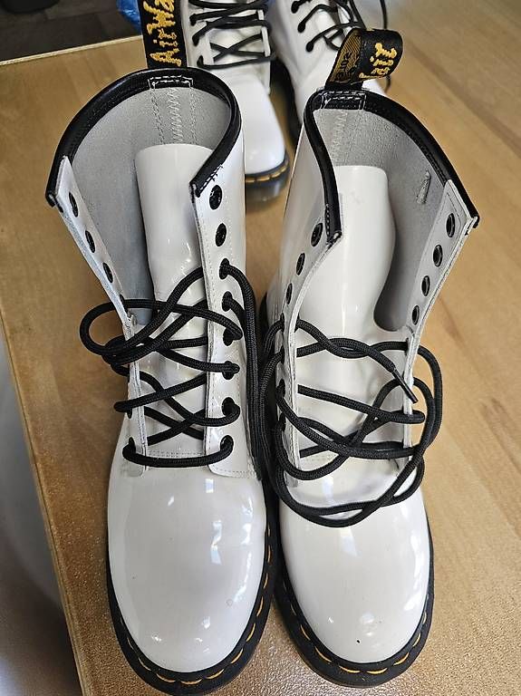 Scarpe da donna: Doc Martens blanche  – Usato da Estavayer-le-Lac venduto da Dilyly 1