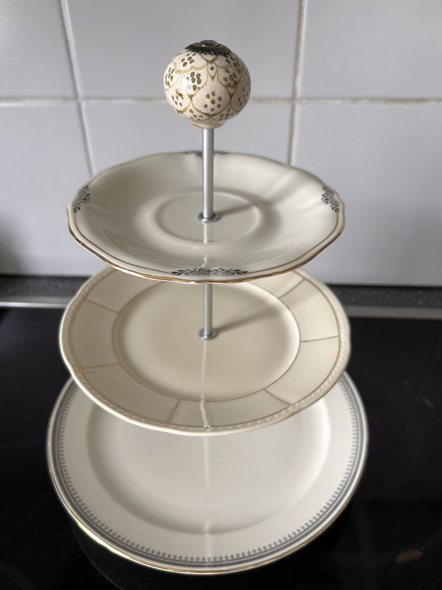 Piatti: Cake tier from antique plates – Nuovo (secondo la descrizione) da Biel/Bienne venduto da zit_v5yc