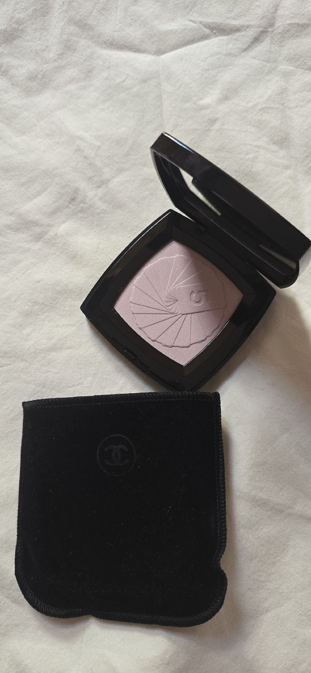 Chanel Make-up: Poudre Chanel neuve dans son étui noir – Nuovo e nell'imballaggio originale da Martigny venduto da zin_y9tt 1