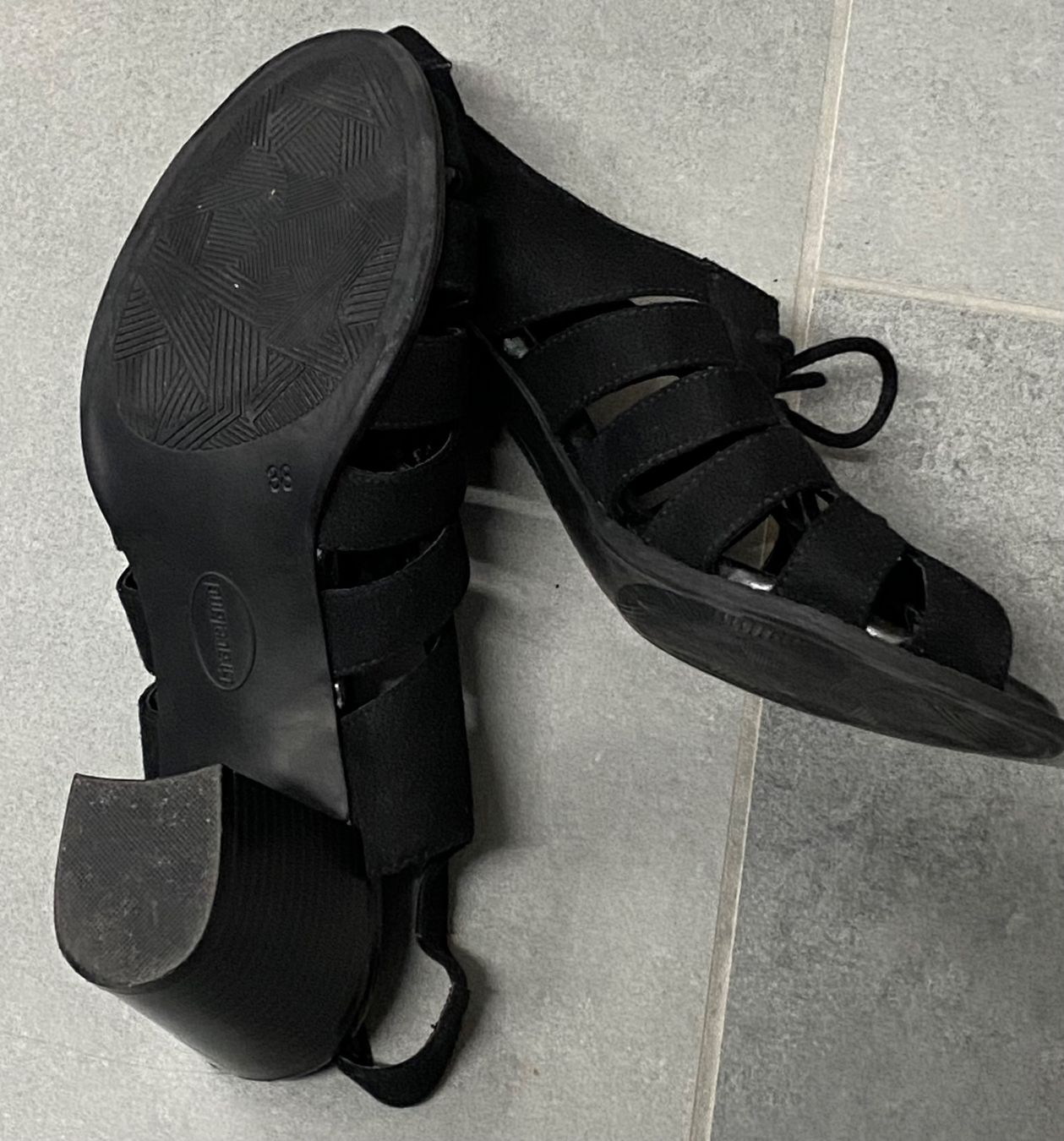 Scarpe da donna: Sandalette, Gr. 38, schwarz mit Absatz, neu – Nuovo (secondo la descrizione) da Bözberg venduto da RosmarieOb 4