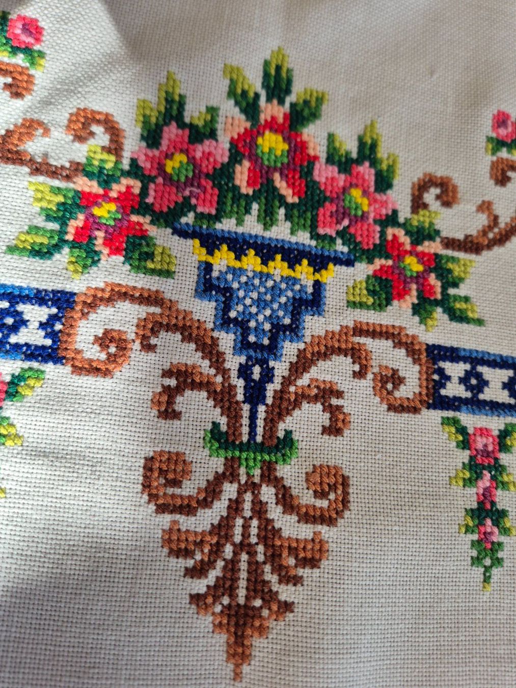 Altra biancheria da tavola: Handgestickte Tischdecke mit Rosenmuster, Vintage Stil – Usato da Bern venduto da aronari 6