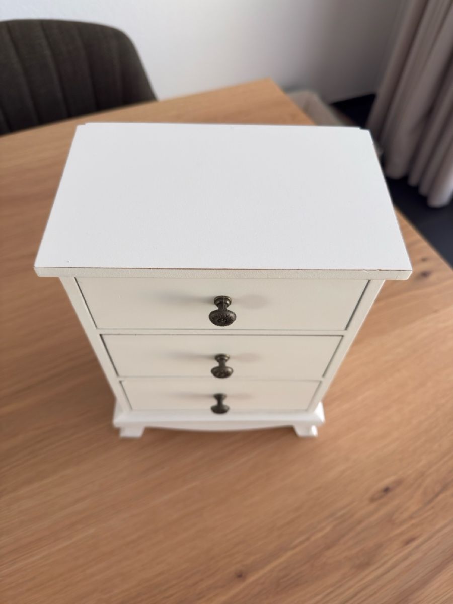 Sistemi di archiviazione: Mini Kommode/ Schmuckkästchen weiss 3 Schubladen  – Usato da Sarmenstorf venduto da Nathaliie_21 1