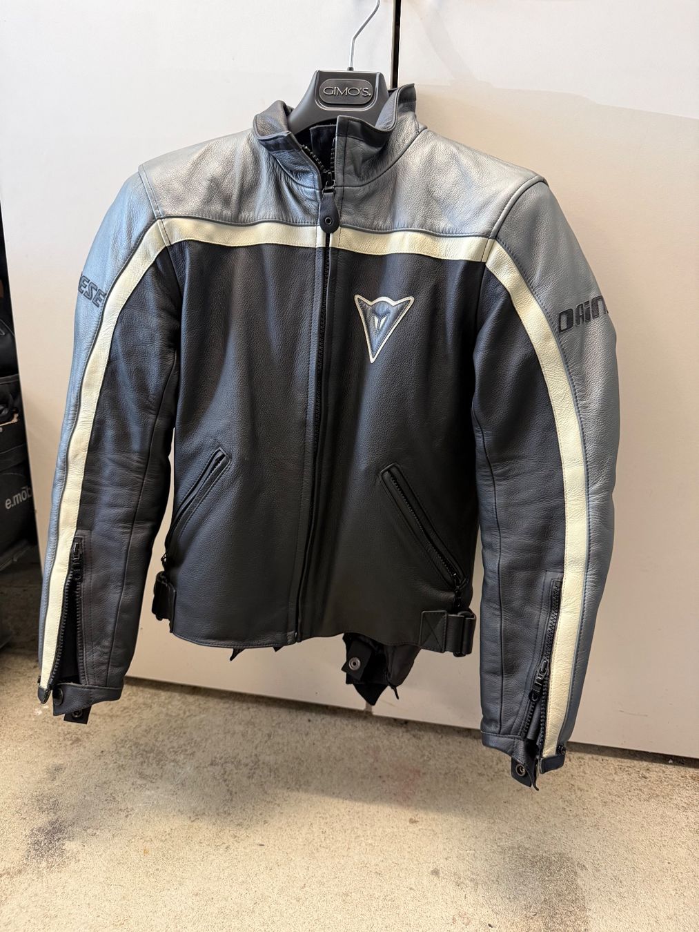 Dainese Giacche: Dainese Motorrad Leder Jacke – Usato da Richterswil venduto da Furia07