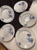 5 Meissen Porzellan Teller – blaue Blumenmalerei – Goldrand