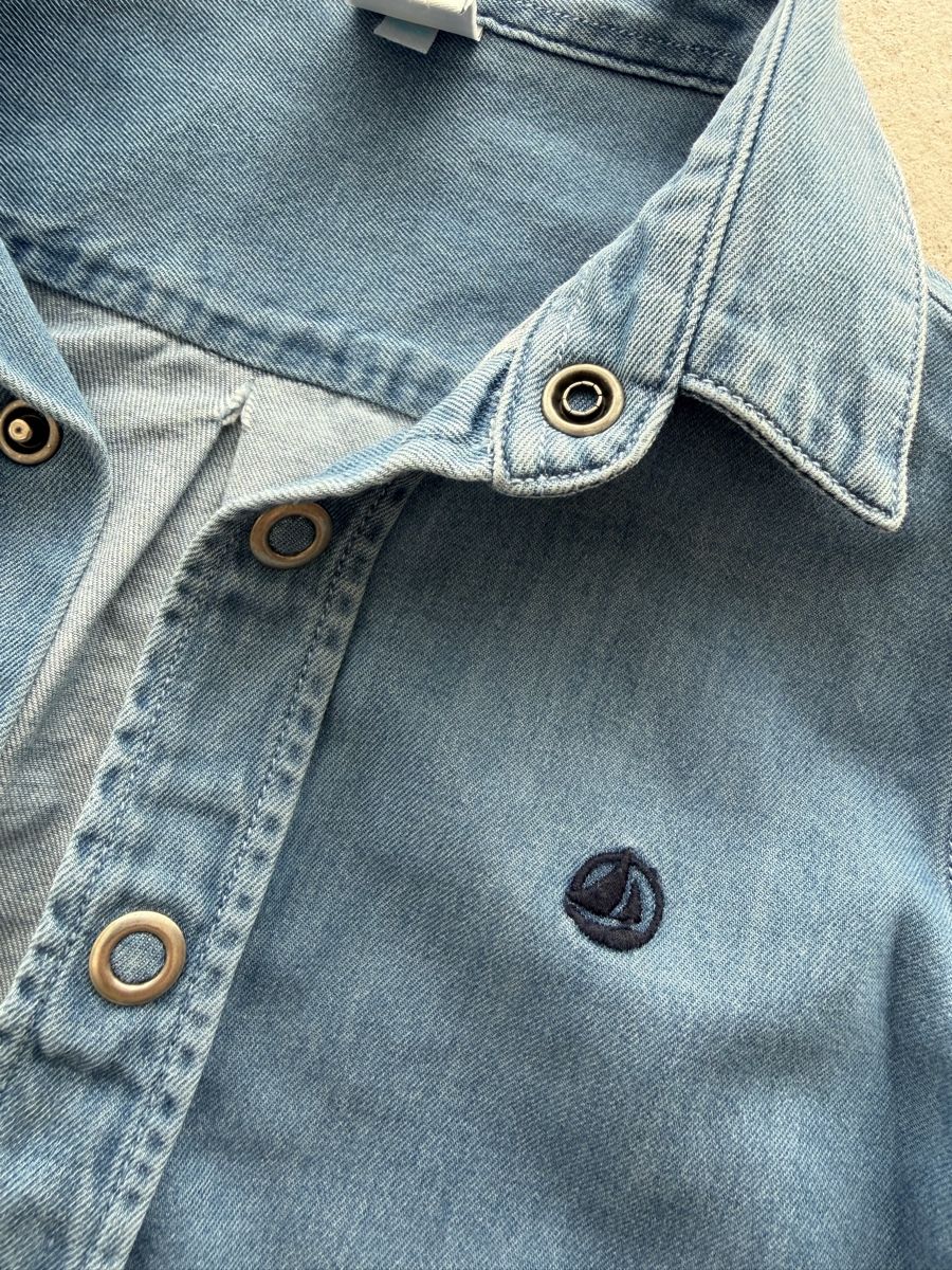Hemden, T-Shirts & Polos: PETIT BATEAU Hemd aus Jeans Gr.110-116 – Gebraucht aus Zug von kow_6xr6 1