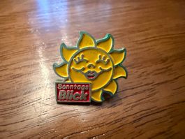 Pin Sonntags Blick Sonne Design gebraucht guter Zustand