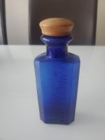 Blaue Flasche mit Deckel